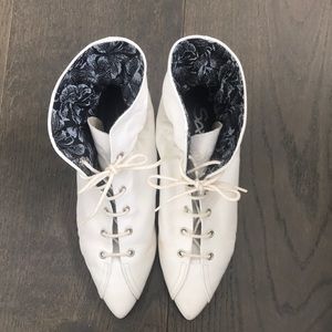 Vintage 1980’s Saxone leather kitten heel tie up ankle boots